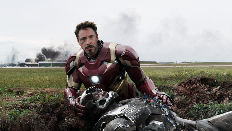 The First Avenger - Civil War Robert Downey Jr. als Tony Stark/Iron Man, Don Cheadle als Lieutenant James Rhodes/War Machine (liegend) SRF/ – Bild: SRF2 / ©2014 MVLFFLLC The First Avenger - Civil War Robert Downey Jr. als Tony Stark/Iron Man, Don Cheadle als Lieutenant James Rhodes/War Machine (liegend) SRF/ – Bild: SRF2 / ©2014 MVLFFLLC