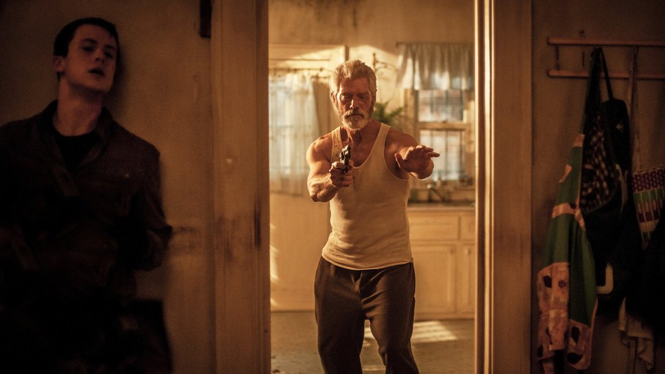 Don’t Breathe Dylan Minnette als Alex, Stephan Lang als der blinde Mann SRF / 2016 CTMG, Inc. / 2016 Layout and Design Sony Pictures Home Entertainment Inc. / 2016 Blind Man Productions, LLC. – Bild: SRF2