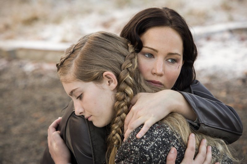 Willow Shields (Primrose Everdeen), Jennifer Lawrence (Katniss Everdeen). – Bild: ORF Willow Shields (Primrose Everdeen), Jennifer Lawrence (Katniss Everdeen). – Bild: ORF