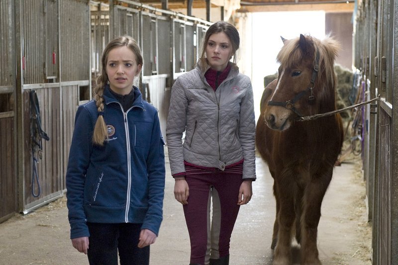 Kim (Sophia Scheske) und Constanze (Luise Ehl). – Bild: SWR/​Maria Wiesler