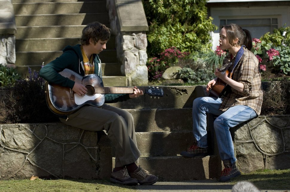 Juno (Ellen Page, r.) und Paulie Bleeker (Michael Cera) texten immer wieder neue Songs. – Bild: RTL