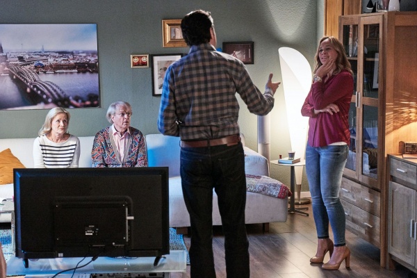 Die lieben Schwiegereltern: Bastian mal wieder in Erklärungsnot. – Bild: Brainpool/​Frank Dicks