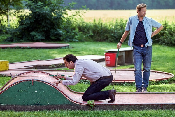 Familienbande 2: Wettbewerb zwischen Bastian und Bruder Hagen auf dem Minigolfplatz. – Bild: Brainpool/​Frank Dicks