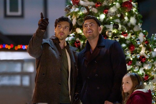 Jason (George Krissa) und Sam (Jonathan Bennett) – Bild: 2022 Manmaid Productions Inc.