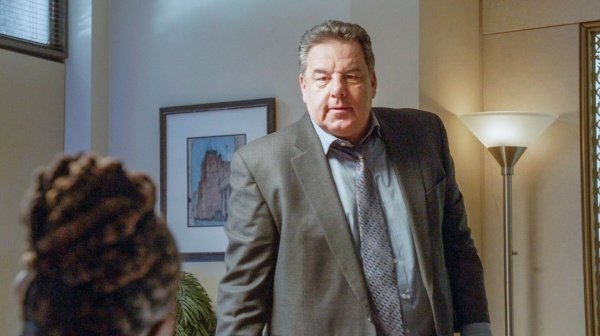 Auf Anthony (Steve Schirripo) lastet ein Verdacht – Bild: 2024 CBS Broadcasting, Inc.