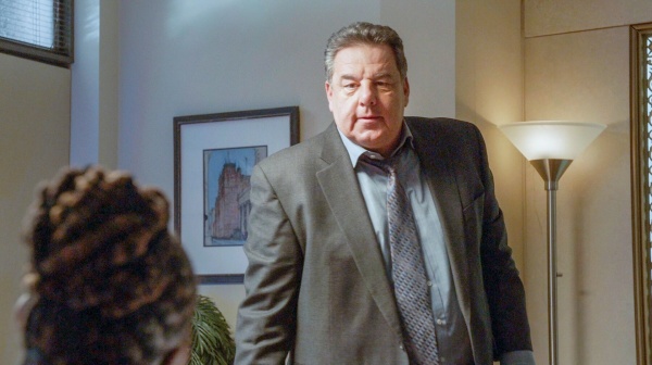 Auf Anthony (Steve Schirripo) lastet ein Verdacht – Bild: 2024 CBS Broadcasting, Inc.