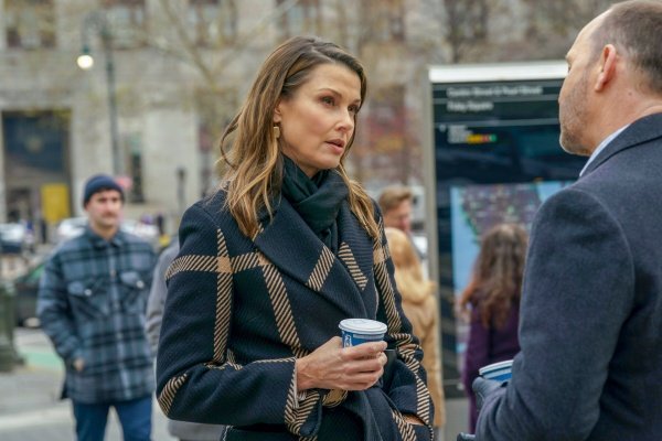 Erin Reagan Boyle (Bridget Moynahan) vertraut Danny – Bild: Peter Kramer /​ CBS Broadcasting, Inc.