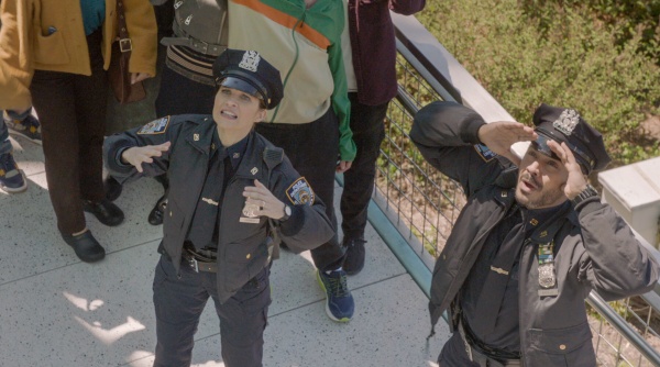 Eddie (Vanessa Ray) und Badillo (Ian Quinlan) wollen helfen – Bild: 2023 CBS Broadcasting, Inc.