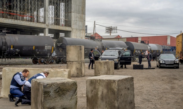 Christopher Granger (Jake Weber) und Danny (l.) beobachten – Bild: Zach Dilgard /​ 2024 CBS Broadcasting, Inc