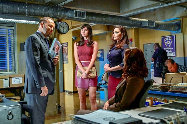 Danny befragt Milan (2.v.l., Mick Szal) und Arriana (Kim Director) – Bild: John Paul Filo /​ CBS Broadcasting