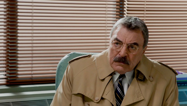 Frank Reagan (Tom Selleck) denkt an seine Söhne – Bild: 2023 CBS Broadcasting, Inc.