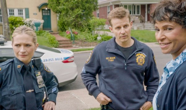 Eddie und Jamie sprechen mit Adriana Badillo (Nancy Ticotin) – Bild: 2023 CBS Broadcasting, Inc.