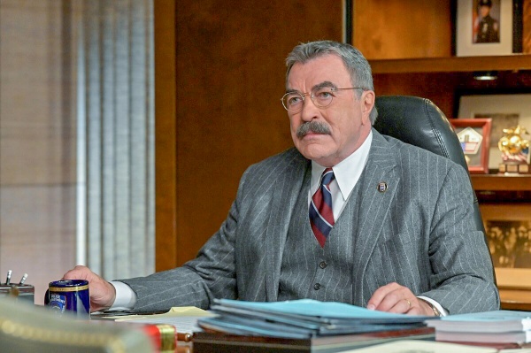 Commissioner Frank Reagan (Tom Selleck) denkt nach – Bild: John Paul Filo /​ CBS Broadcasting
