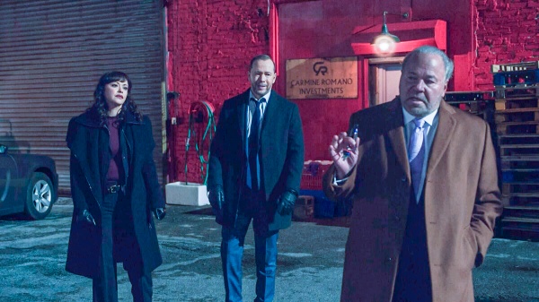 Carmine Romano (Bo Dietl) wehrt Maria Baez und Danny ab – Bild: CBS Broadcasting, Inc.