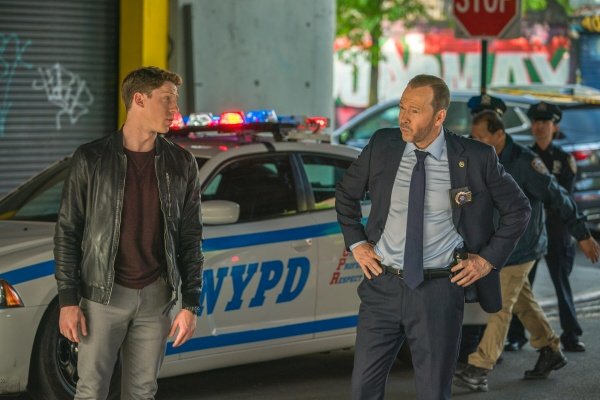 Joe Hill (Will Hocham) nervt Onkel Danny (Donnie Wahlberg) – Bild: Michael Parmelee /​ CBS Broadcasting, Inc.