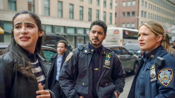 Mary Price (Annie Fox) braucht Hilfe von Luis Badillo und Eddie – Bild: CBS Broadcasting, Inc.