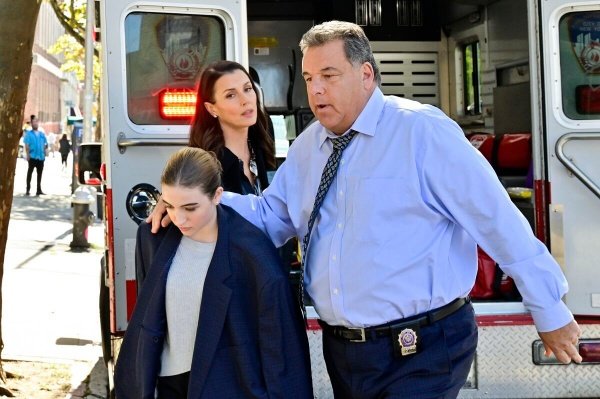 Erin steht zwischen Anthony und seiner Tochter Sophia – Bild: John Paul Filo /​ CBS Broadcasting