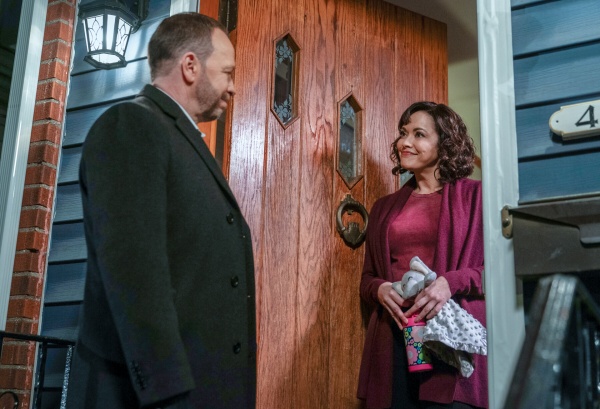 Danny und Maria (Marisa Marisa Ramirez) entspannen – Bild: Michael Parmelee /​ CBS Broadcasting, Inc.