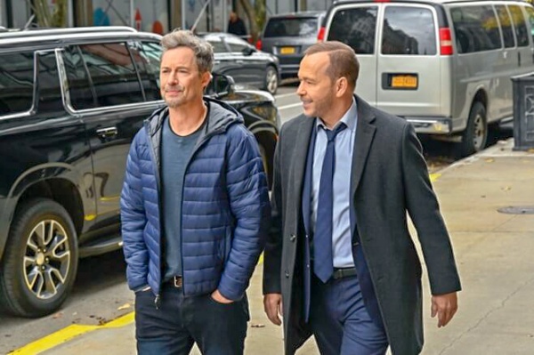 Mickey (Tom Cavanagh) und Danny (r.) denken an alte Zeiten – Bild: CBS Broadcasting, Inc.