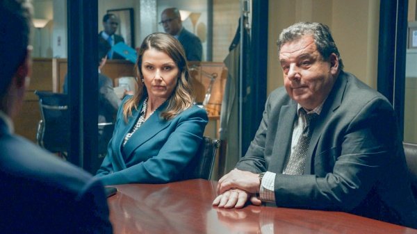 Erin und ihr Ermittler Anthony (Steve Schirripo) wollen helfen – Bild: 2023 CBS Broadcasting, Inc.