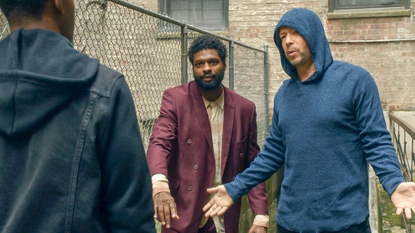 Informant Bugs (Derek Gaines) hilft dem Cop Danny Reagan (r.) – Bild: CBS Broadcasting, Inc.