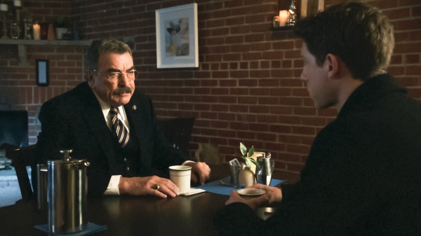 Frank (Tom Selleck) spricht mit Enkel Joe Hill (Will Hochman) – Bild: 2023 CBS Broadcasting, Inc.