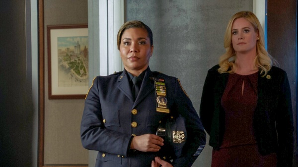 Abigail Baker (r.) begleitet Laura Acosta (Jessica Pimentel) – Bild: CBS Broadcasting, Inc.