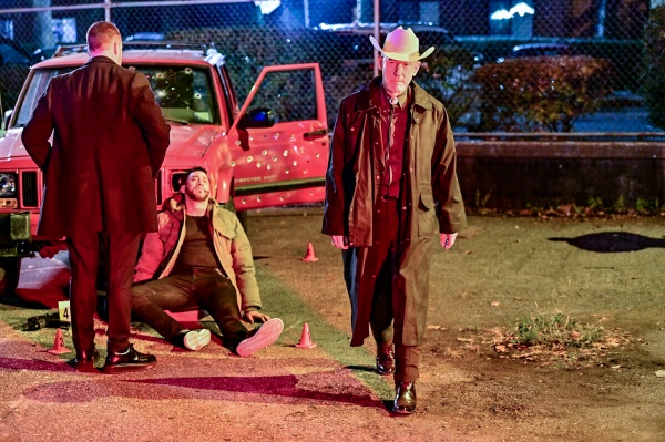 Eine Leiche erzürnt Danny und Waylon Gates (r., Lyle Lovett) – Bild: CBS Entertainment