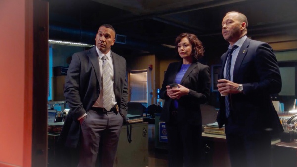 Det. Pierre (Jason Tottenham, l.) unterstützt Maria und Danny – Bild: 2023 CBS Broadcasting, Inc.