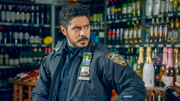 Officer Luis Badillo (Ian Quinlan) sieht sich sorgfältig um – Bild: CBS Broadcasting, Inc.