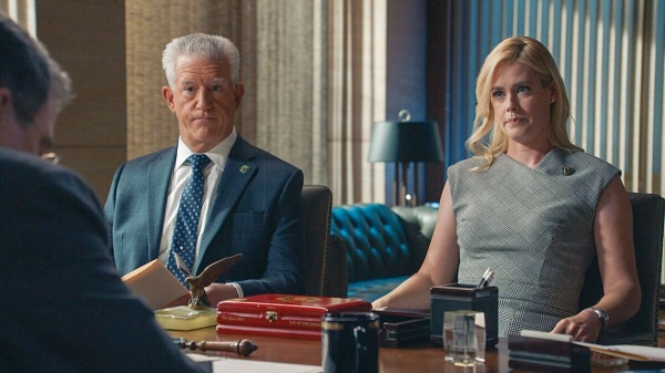 Garrett Moore und Abigail Baker (Abigail Hawk) hören zu – Bild: CBS Broadcasting, Inc.