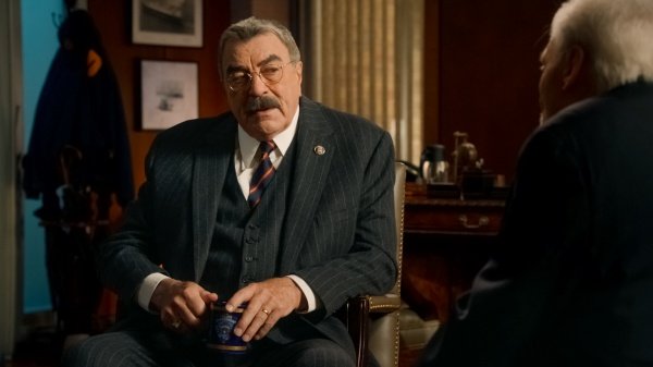 Frank (l.) trifft Erzbischof Kevin Kearns (Stacy Keach) – Bild: 2023 CBS Broadcasting, Inc.
