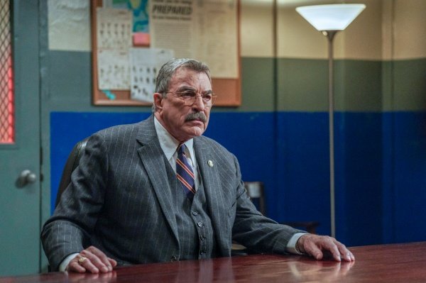 Commissioner Frank Reagan (Tom Selleck) trauert – Bild: Peter Kramer /​ CBS Broadcasting, Inc.