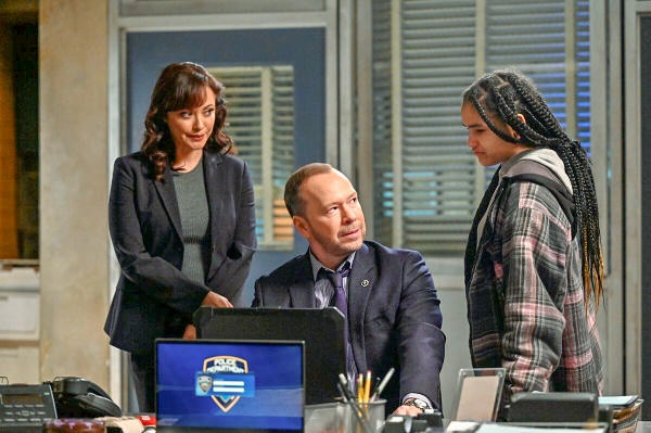 Maria und Danny hören Story von Trina (Sumaya Bouhbal) – Bild: John Paul Filo /​ CBS Broadcasting