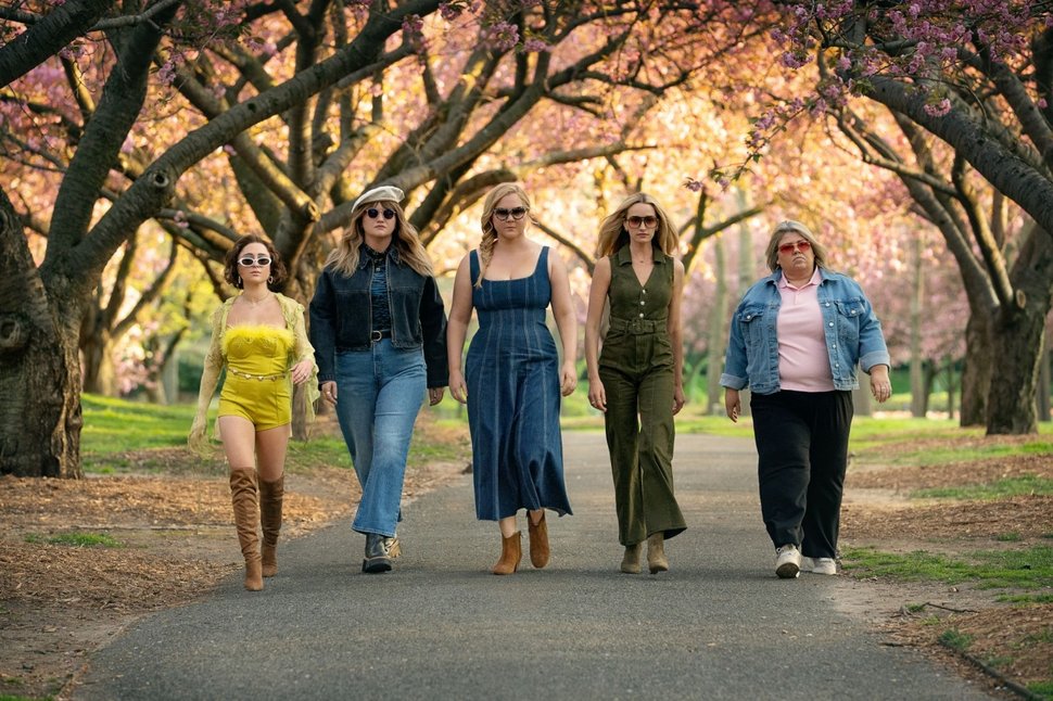 Lizze Broadway, Jillian Bell, Amy Schumer, Brianne Howey, Urzila Carlson – Bild: Scott Yamano/Netflix Lizze Broadway, Jillian Bell, Amy Schumer, Brianne Howey, Urzila Carlson – Bild: Scott Yamano/Netflix