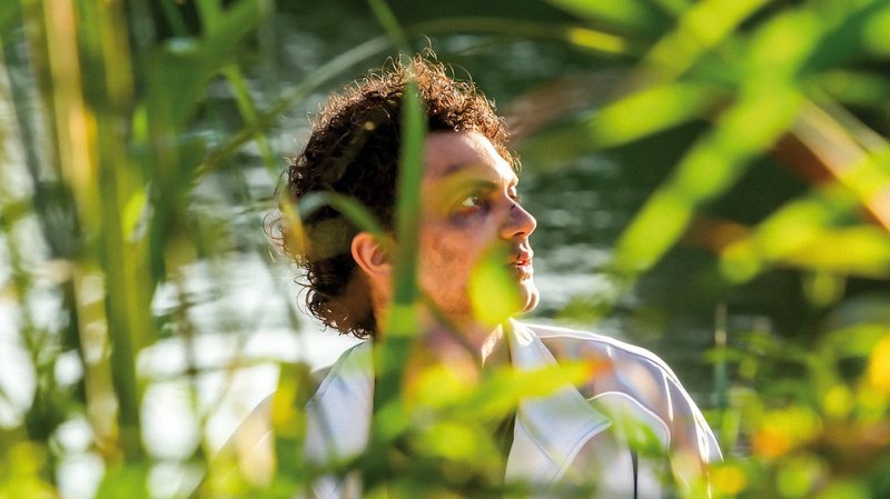 Adi (Ciprian Chiujdea) ist bei einem homophoben Angriff brutal zusammengeschlagen worden. – Bild: rbb/Salzgeber Adi (Ciprian Chiujdea) ist bei einem homophoben Angriff brutal zusammengeschlagen worden. – Bild: rbb/Salzgeber