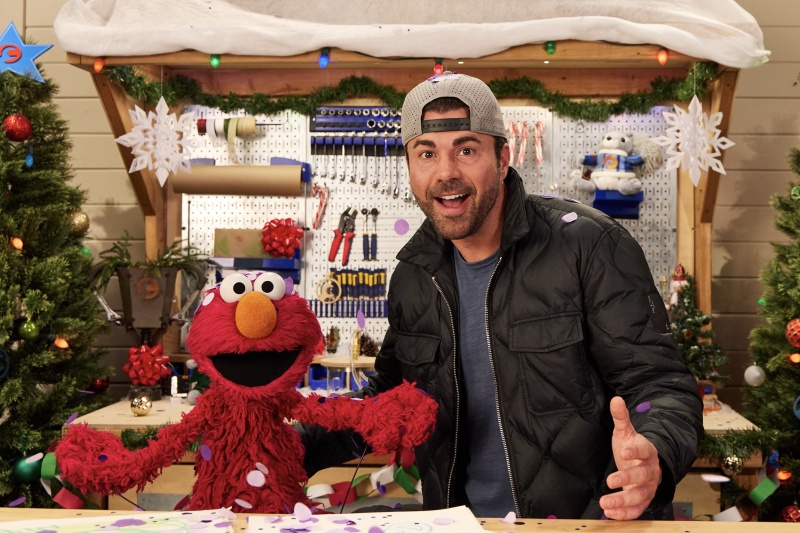 Frohe Schenknacht mit Elmo und Mark Rober – Bild: Zach Fernandez Larraz/​Netflix