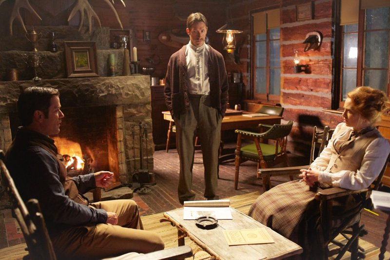 William (Yannick Bisson, l.) spricht mit Jacques Devereaux (Pierre Simpson) und Winifred (Alex Paxton-Beesley) – Bild: AXN White /​ Shaftesbury Films