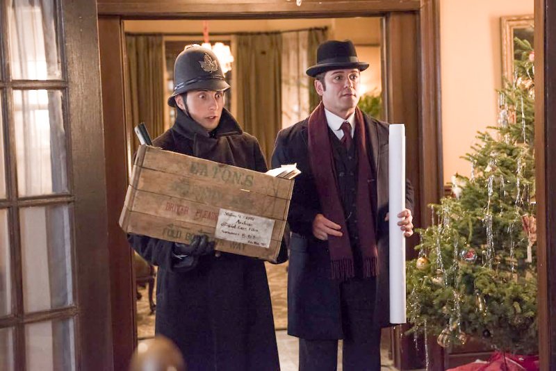 George Crabtree (Jonny Harris, l.) und William Murdoch (Yannick Bisson) glotzen dumm – Bild: Shaftesbury Films