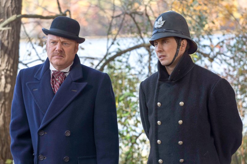 Thomas Brackenreid (Thomas Craig, l.) und George Crabtree (Jonny Harris) zweifeln – Bild: AXN White /​ Shaftesbury Films