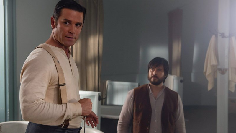 William (Yannick Bisson) begegnet John Dempsey (Meegwun Fairbrother, r.) – Bild: Shaftesbury Films