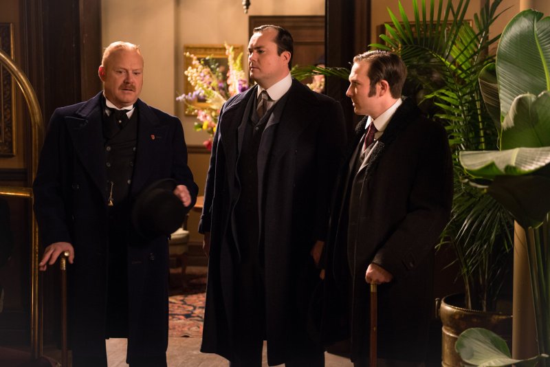 Thomas (Thomas Craig, l.) vertraut Constable Jackson (Kristian Bruun, M.) und Constable Higgins (Laclan Murdoch) – Bild: AXN White /​ Shaftesbury Films