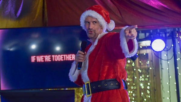 Bald fällt Weihnachtsmann Stuart (Marcus Brigstocke) – Bild: BBC /​ Lou Denim