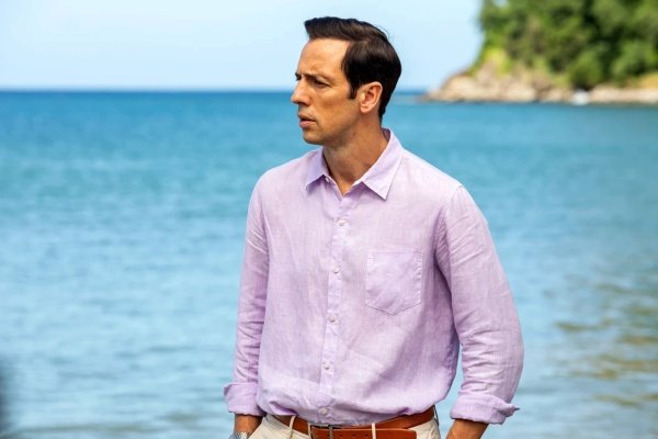 Neville Parker (Ralf Little) will handeln – Bild: BBC /​ Red Planet /​ Denis Guyeon