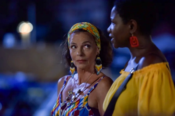 Catherine (Elizabeth Bourgine, l.) und Darlene (Ginny Holder) tuscheln miteinander – Bild: BBC /​ Red Planet Pictures /​ Philippe Virapin