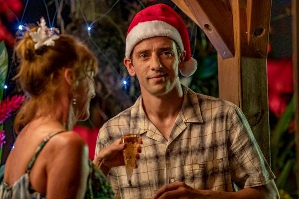 Neville (Ralf Little) kommt in Weihnachtsstimmung – Bild: BBC /​ Red Planet /​ Denis Guyeon