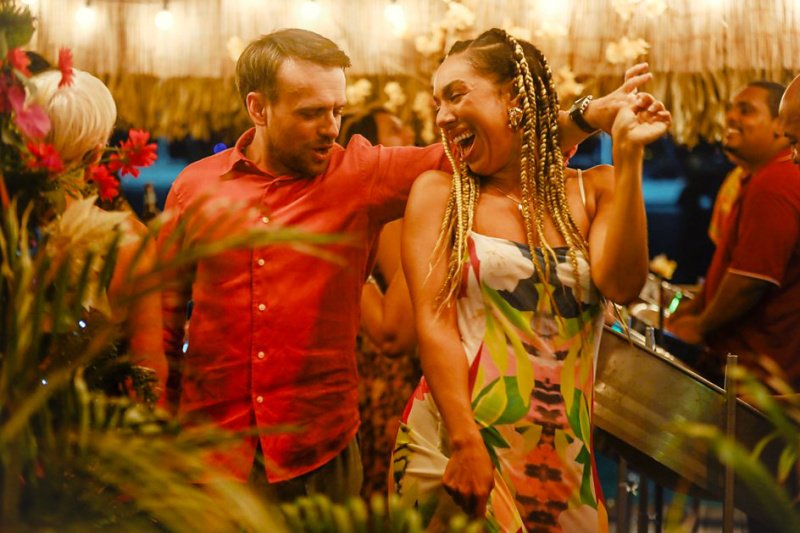 Gavin Bradbury (James Baxter) und Karen Hickson (Pearl Mackie) hauen auf den Putz – Bild: BBC /​ Red Planet Pictures /​ Philippe Virapin