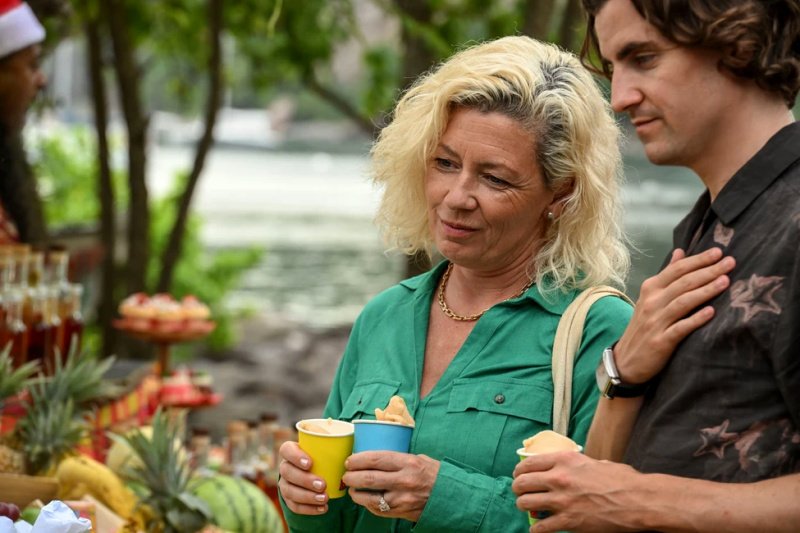 Neil Dugdale (Billy Harris) arbeitet für seine Mutter Helen (Kate Ashfield) – Bild: BBC /​ Red Planet Pictures /​ Philippe Virapin