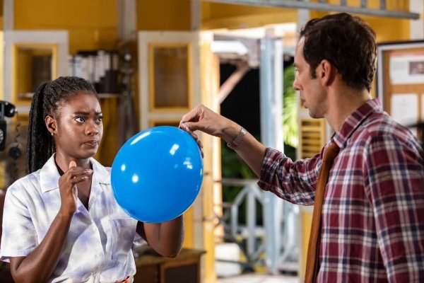 Naomi (Shantol Jackson) versteht Neville Parker (Ralf Little) – Bild: BBC /​ Red Planet /​ Denis Guyeon