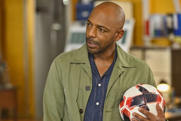 Mervin Wilson (Don Gilet) erlebt ein seltsames Fußballspiel – Bild: BBC /​ Red Planet Pictures /​ Philippe Virapin